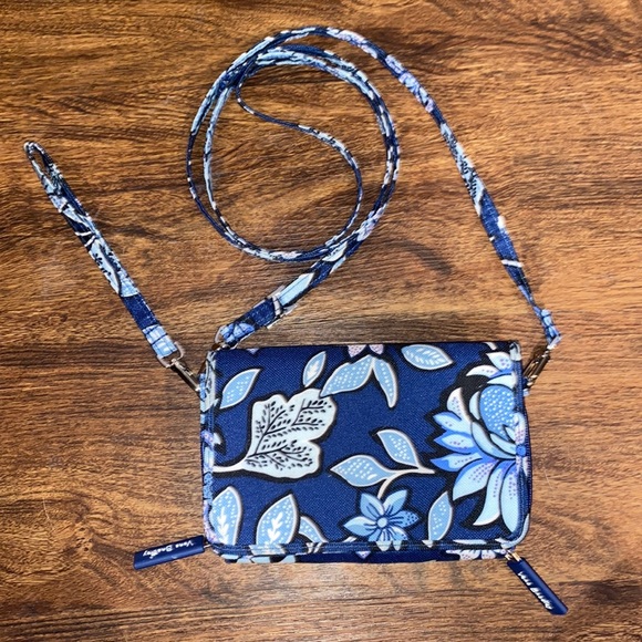 Vera Bradley Handbags - Vera Bradley Tropic Tapestry 3 in 1 Crossbody-NWOT